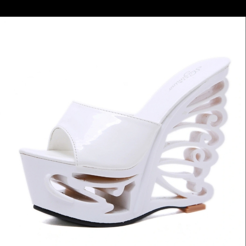 Brand New With No Tag.. Stylish White Wedge Sandals